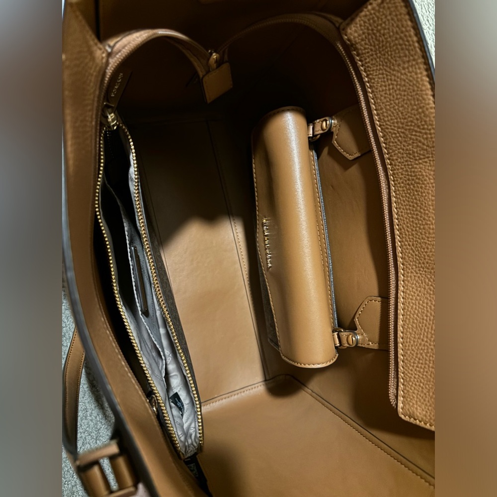 Michael Kors 3 in 1 Large Jet Set Tote. - Picture 9 of 10